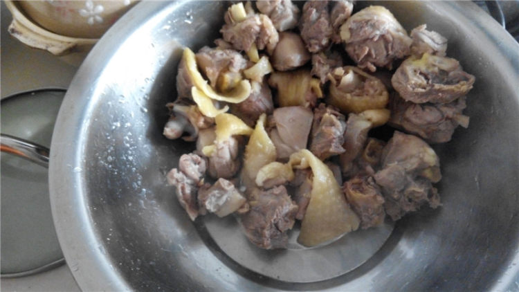 板栗炖鸡腿步骤5