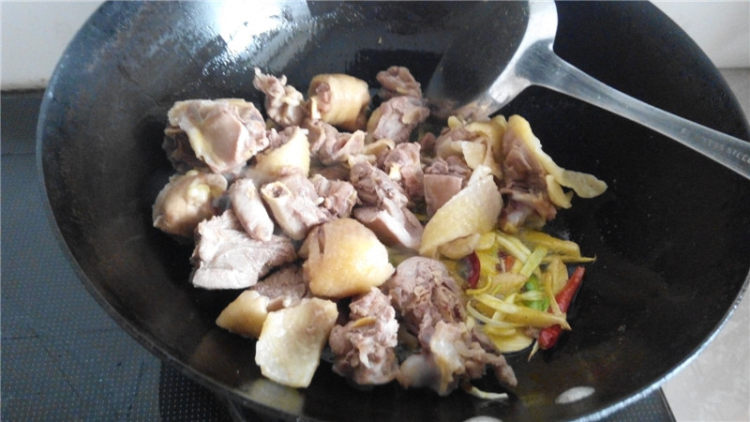 板栗炖鸡腿步骤9