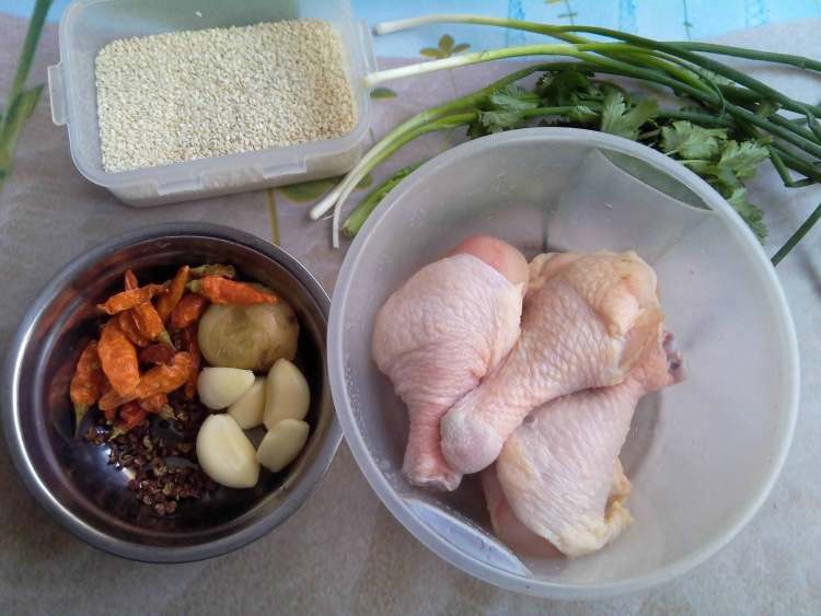 椒麻手撕鸡腿步骤1