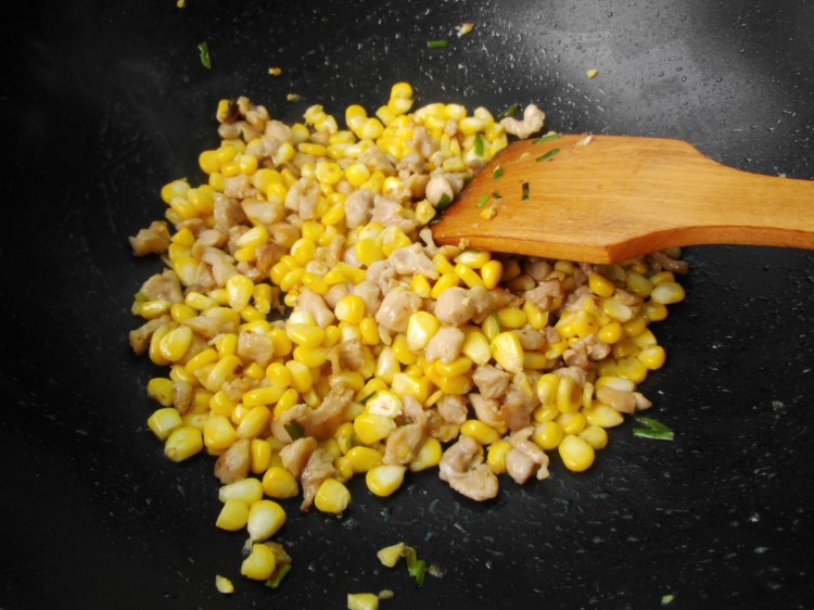 玉米炒鸡丁步骤7