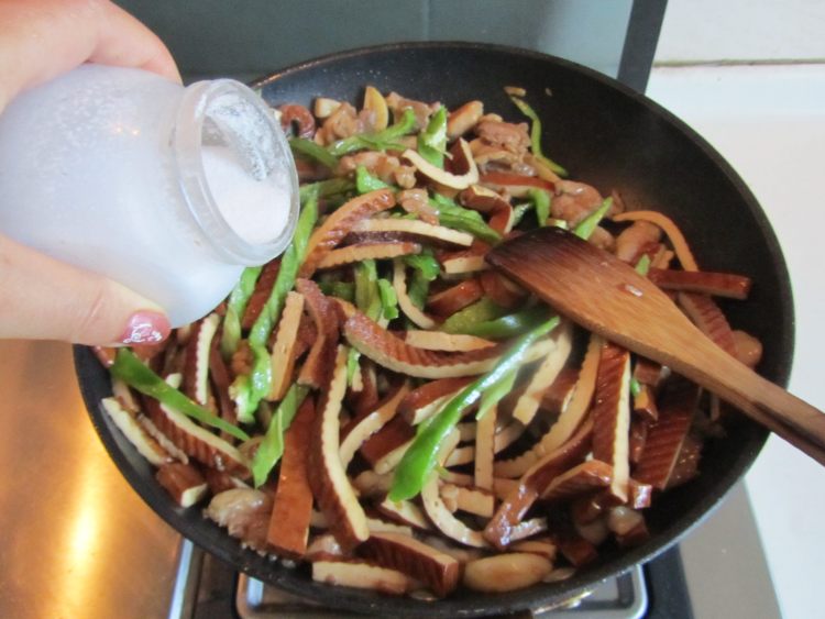 青椒鸡丝炒香干步骤9