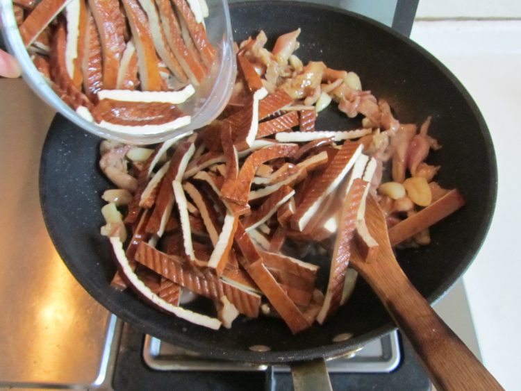 青椒鸡丝炒香干步骤6