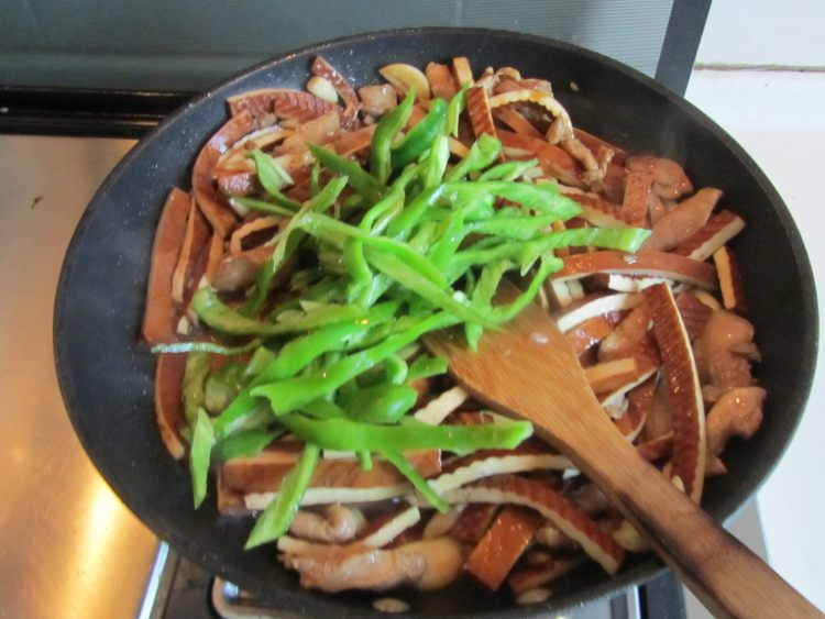 青椒鸡丝炒香干步骤8