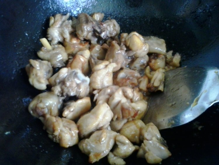 板粟炖鸡块步骤8