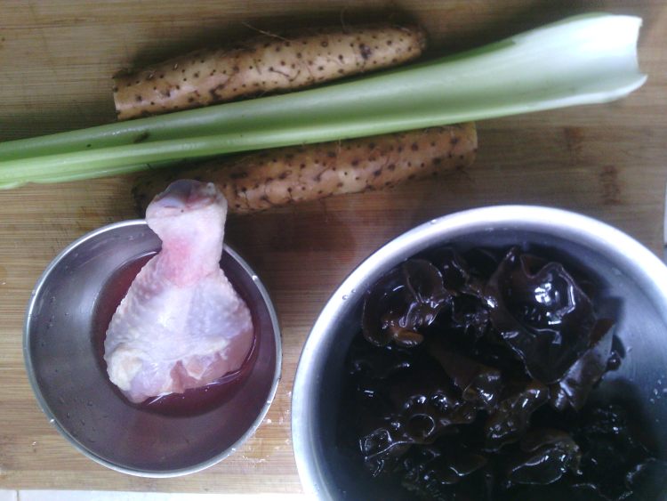 鸡腿炒木耳淮山步骤1