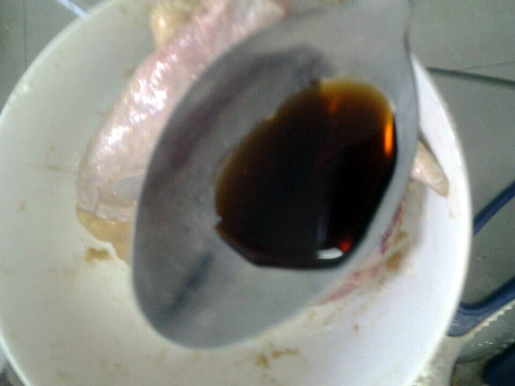 秘制香酥手撕盐焗鸡步骤2