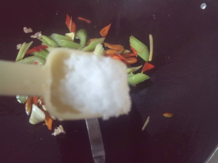 西芹炒鸡丁步骤8