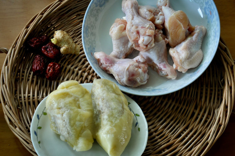 榴莲炖鸡养秋膘步骤1