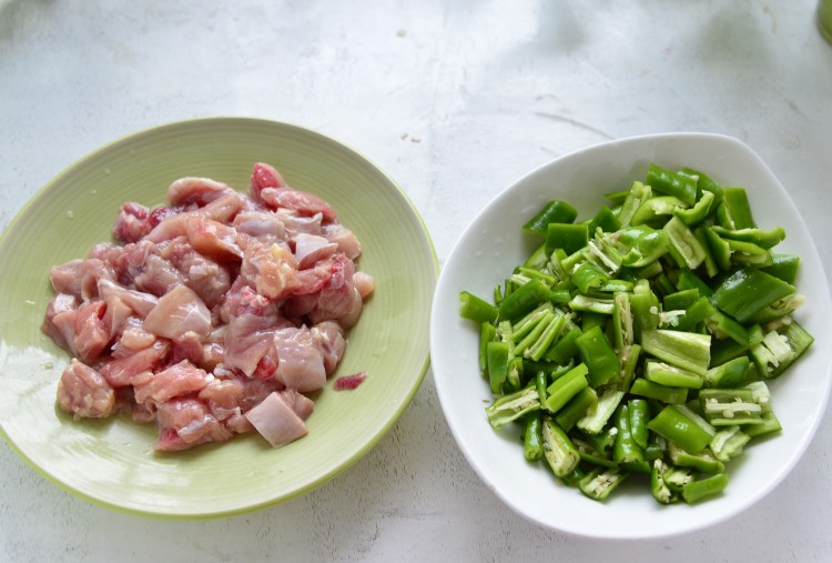 腰果辣椒鸡丁步骤2