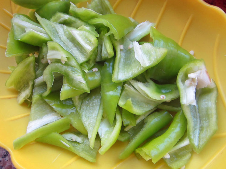 尖椒土豆烧鸡腿步骤2