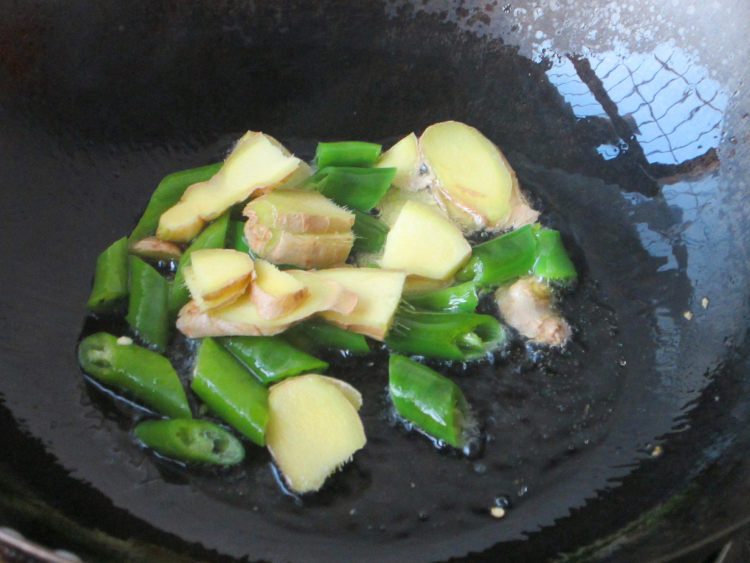 尖椒土豆烧鸡腿步骤6