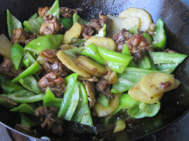 尖椒土豆烧鸡腿步骤12