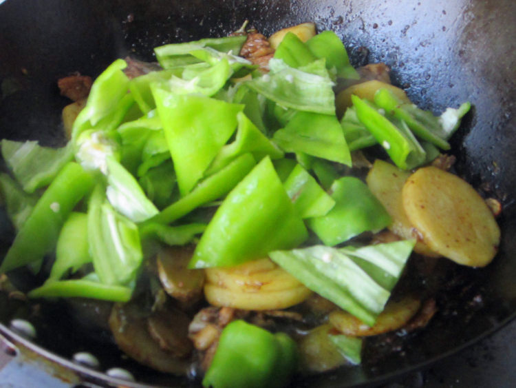 尖椒土豆烧鸡腿步骤11