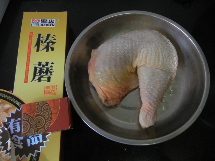 榛蘑炖鸡腿汤步骤1