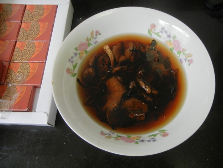 榛蘑炖鸡腿汤步骤2