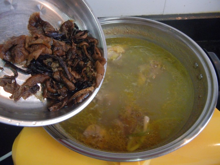 榛蘑炖鸡腿汤步骤9