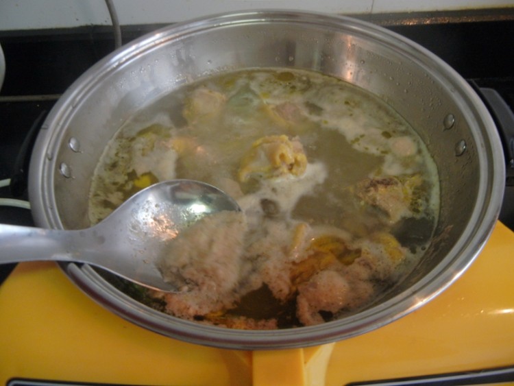 榛蘑炖鸡腿汤步骤8
