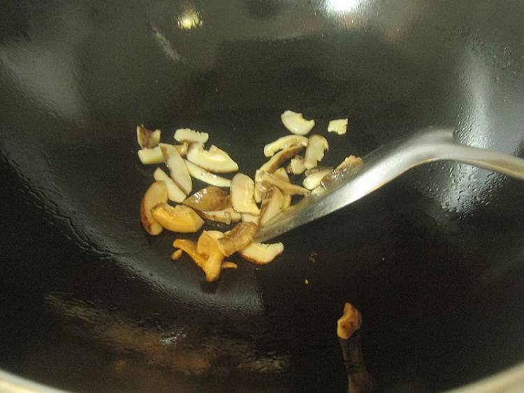 香菇鸡肉土豆饭步骤5