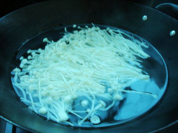 鸡丝拌金针菇步骤2