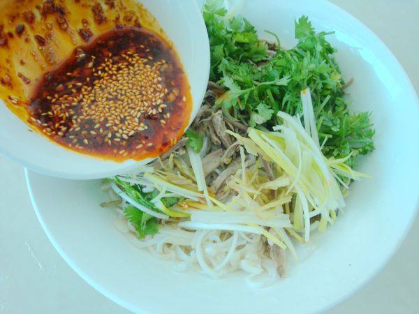 鸡丝拌金针菇步骤7