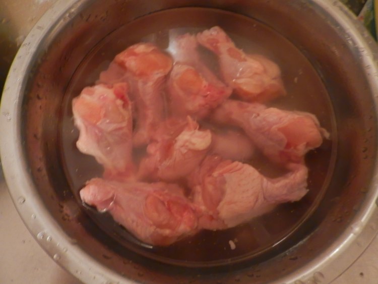 山药炖鸡腿步骤1