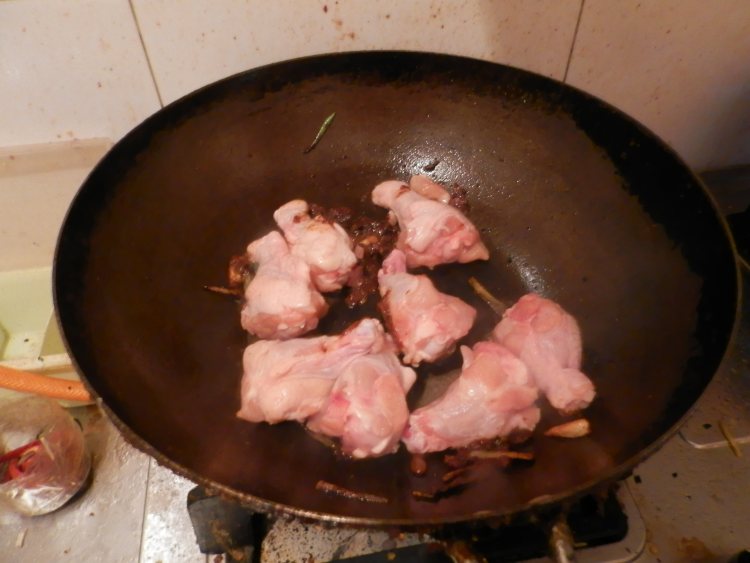 山药炖鸡腿步骤7