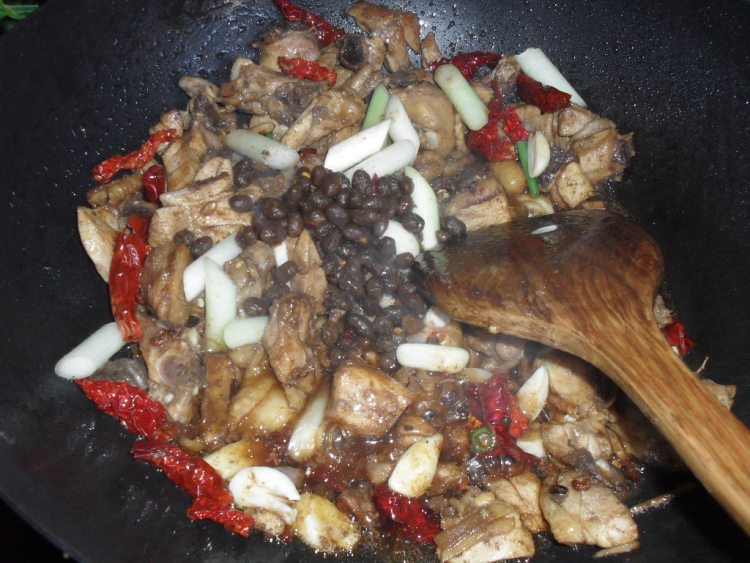 豆芽豆豉烧鸡肉步骤5