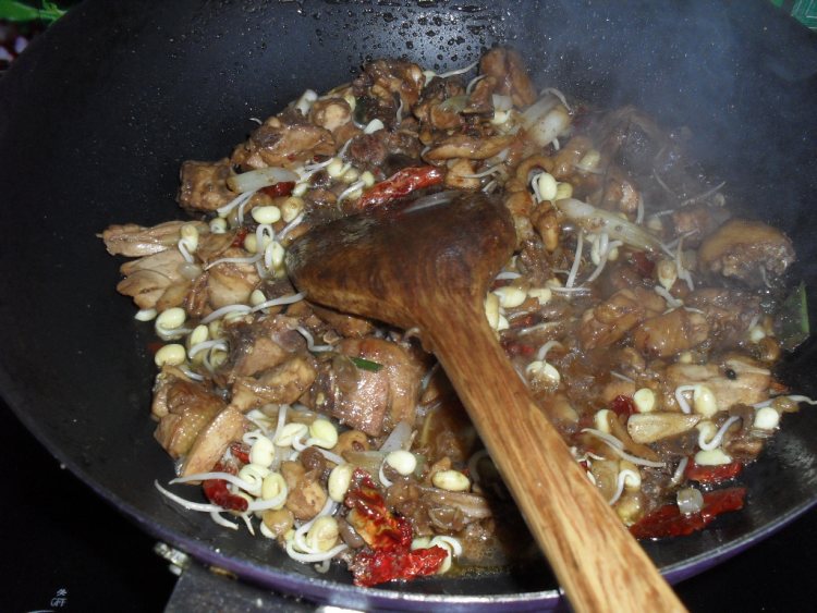 豆芽豆豉烧鸡肉步骤7