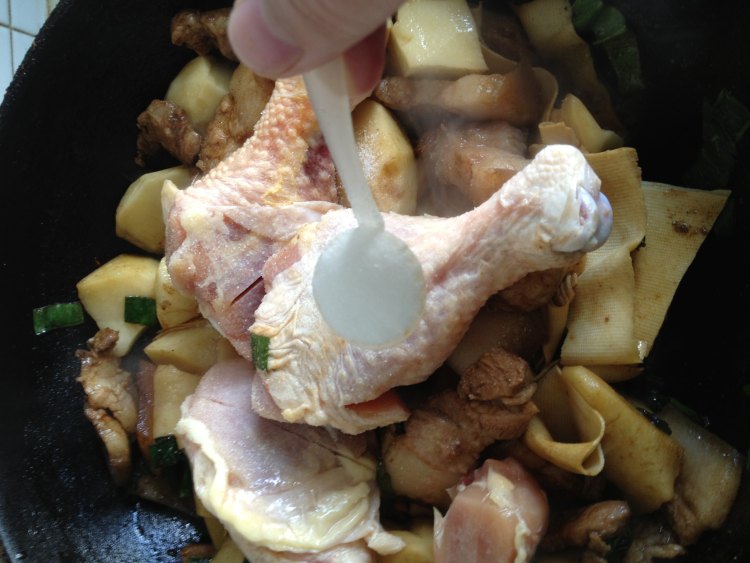 鸡腿五花肉炖豆片土豆步骤11
