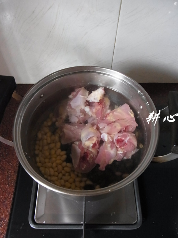 石螺黄豆炖鸡汤步骤3