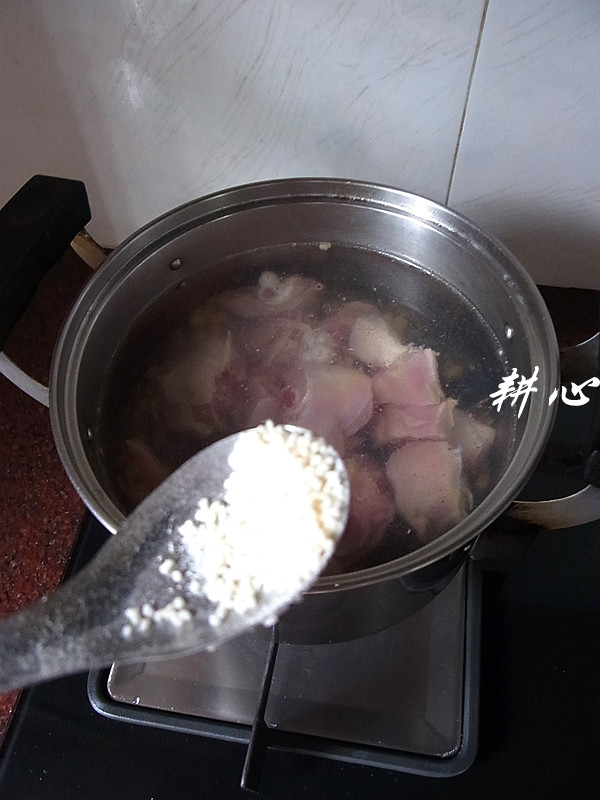 石螺黄豆炖鸡汤步骤6