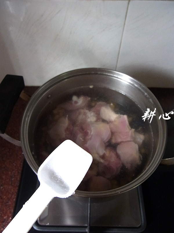 石螺黄豆炖鸡汤步骤5