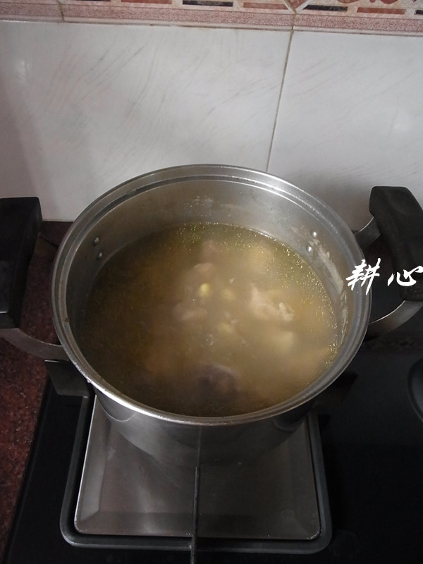 石螺黄豆炖鸡汤步骤9