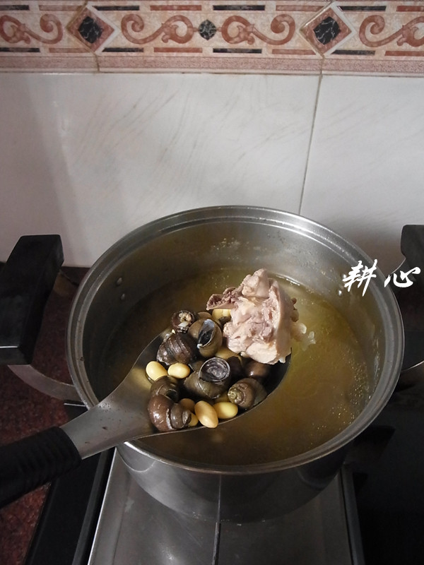 石螺黄豆炖鸡汤步骤11