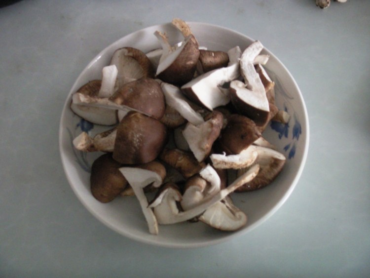香菇木耳炖鸡腿步骤2