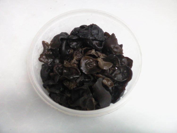 香菇木耳炖鸡腿步骤1