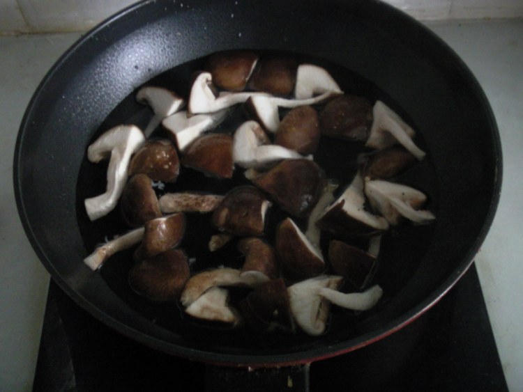 香菇木耳炖鸡腿步骤3