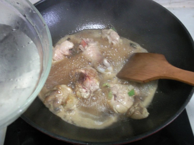 香菇木耳炖鸡腿步骤7