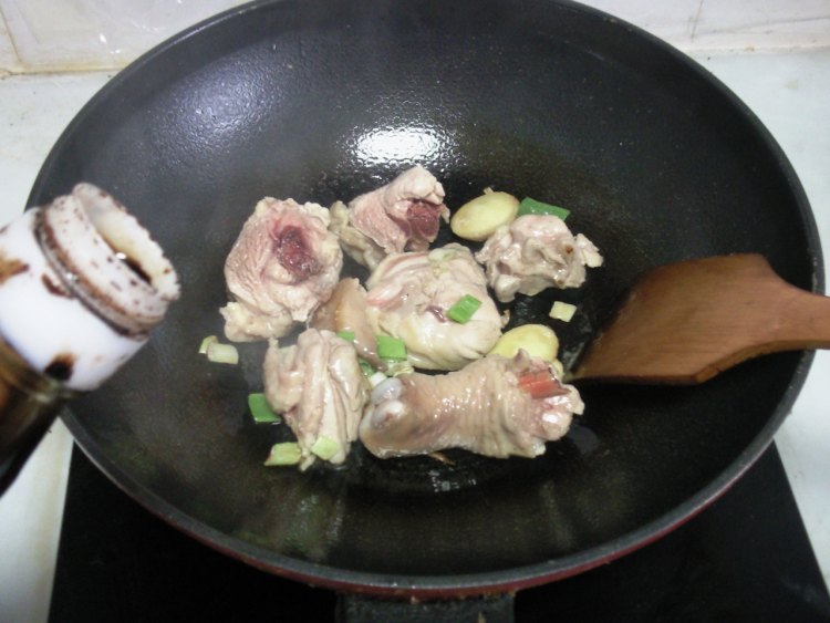 香菇木耳炖鸡腿步骤6