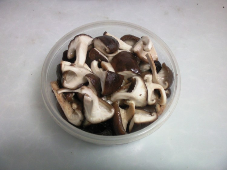 香菇木耳炖鸡腿步骤4