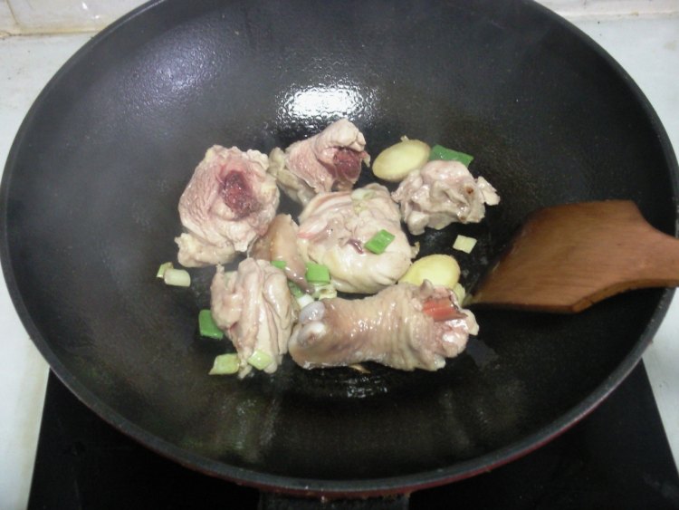 香菇木耳炖鸡腿步骤5