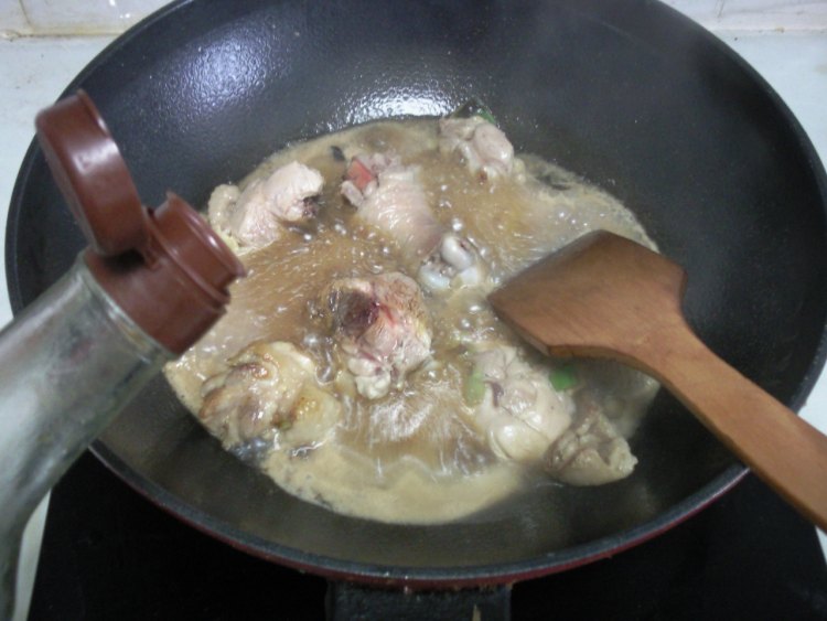 香菇木耳炖鸡腿步骤8