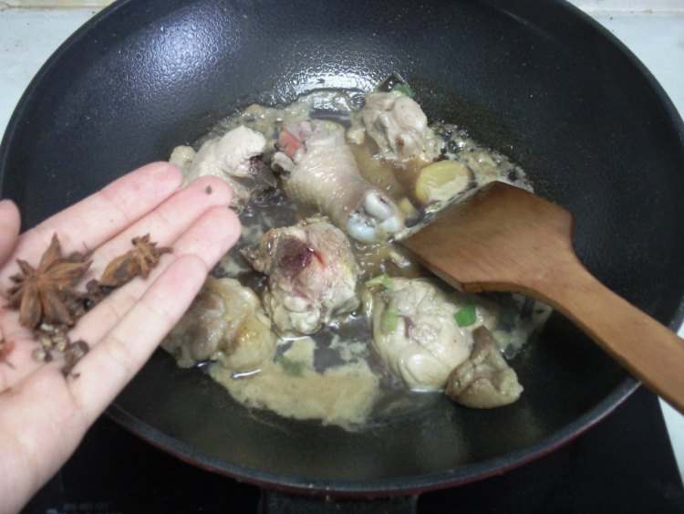 香菇木耳炖鸡腿步骤9