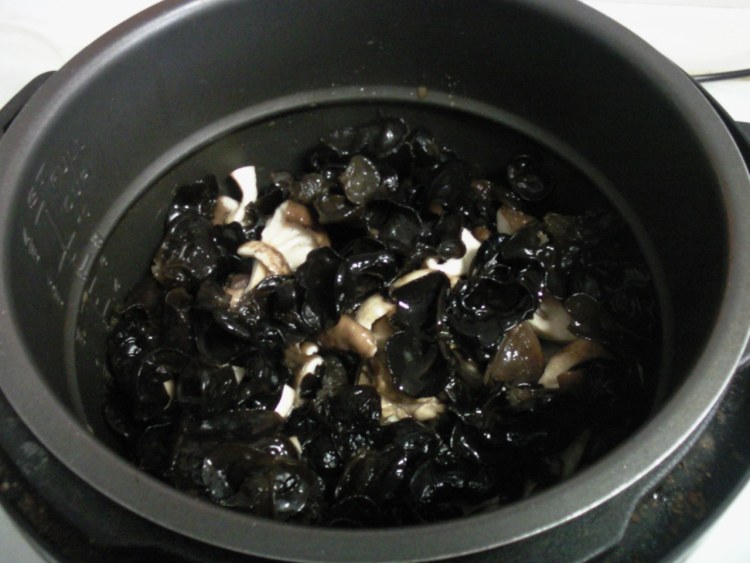 香菇木耳炖鸡腿步骤14