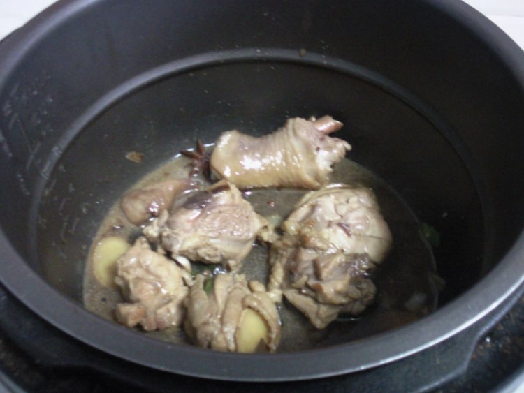 香菇木耳炖鸡腿步骤13