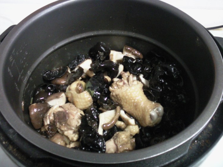 香菇木耳炖鸡腿步骤15