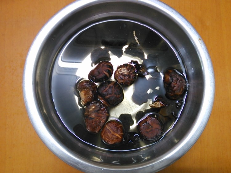 香菇木耳鸡腿步骤3