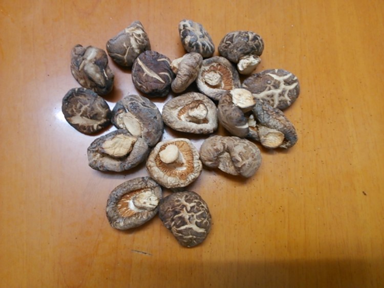 香菇木耳鸡腿步骤1