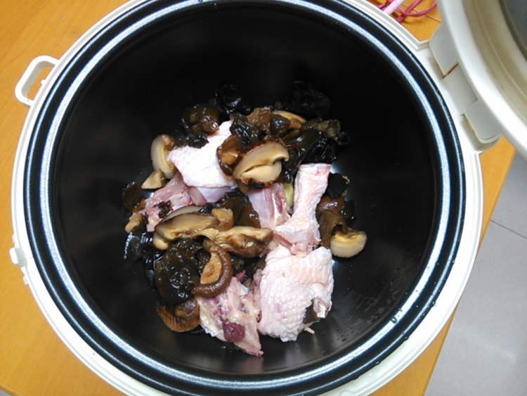 香菇木耳鸡腿步骤7