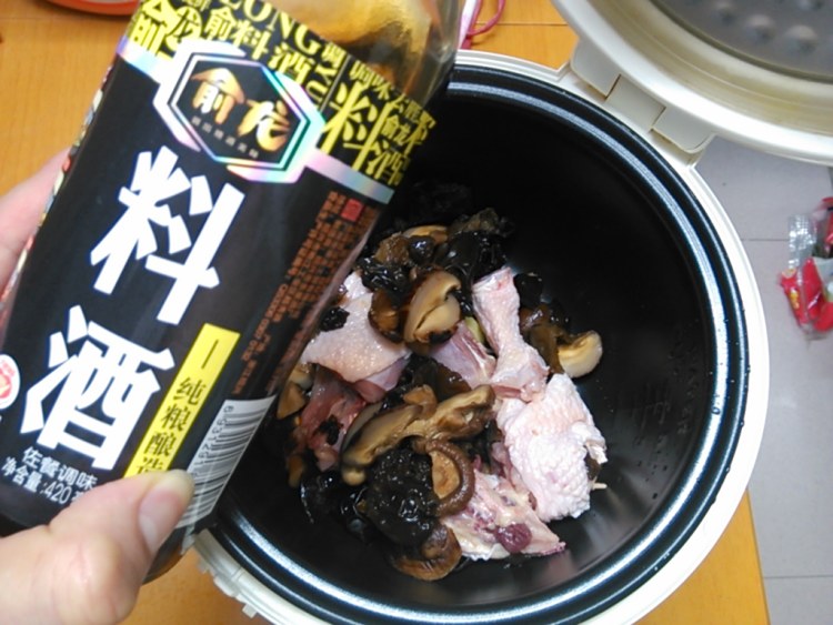 香菇木耳鸡腿步骤8